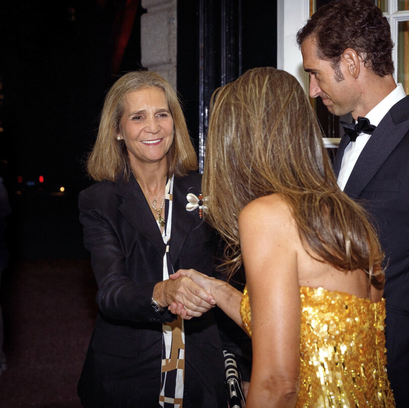 L'infante Elena d’Espagne, duchesse de Lugo, saluée par les convives à son arrivée.